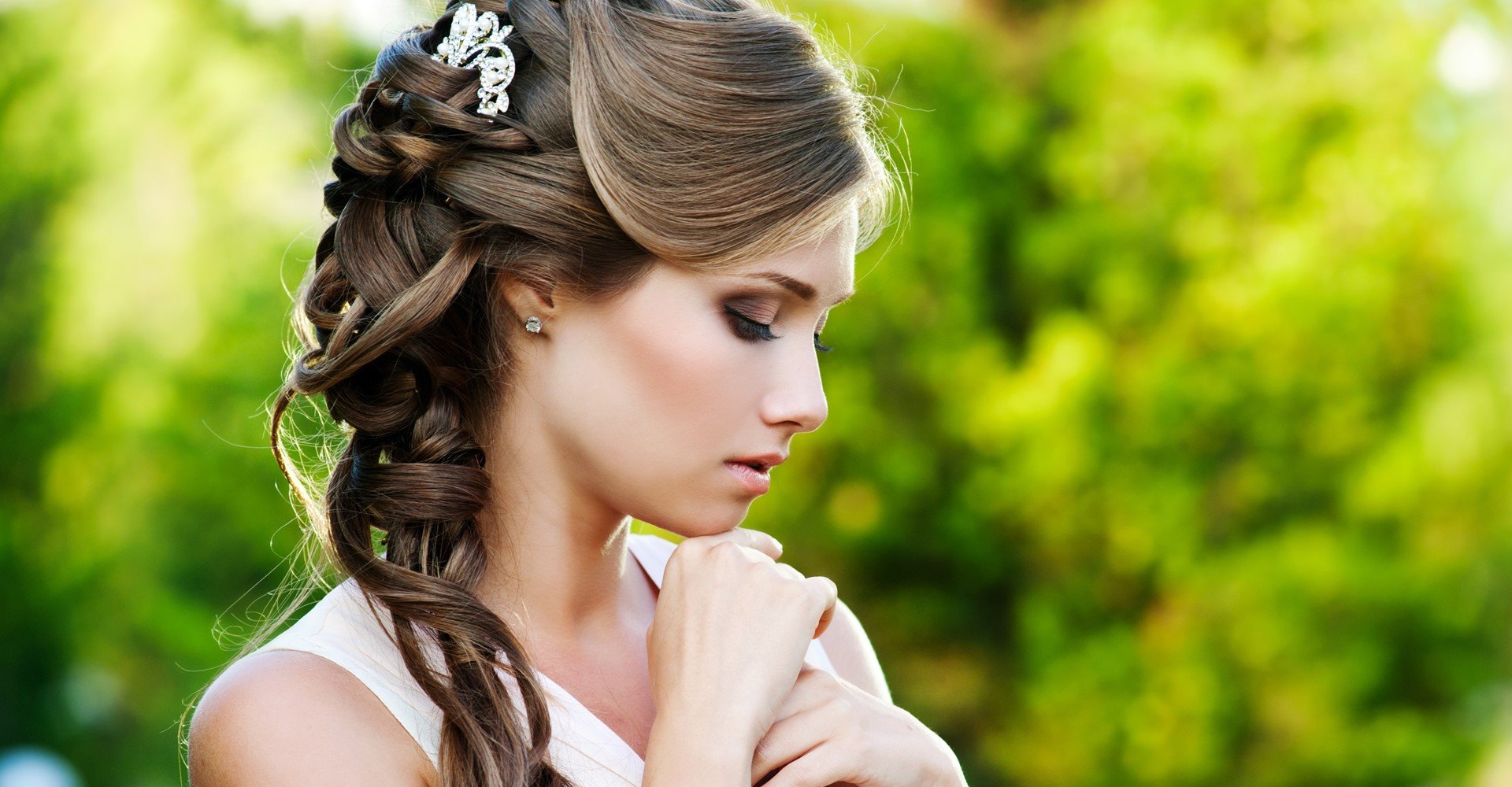 Modelo vestida de noiva com penteado trançado