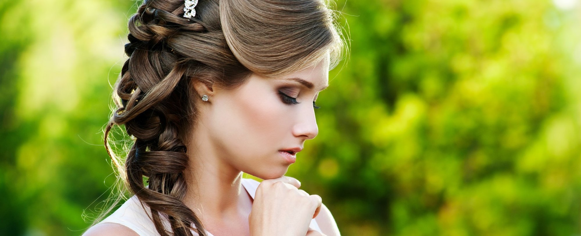 Modelo vestida de noiva com penteado trançado