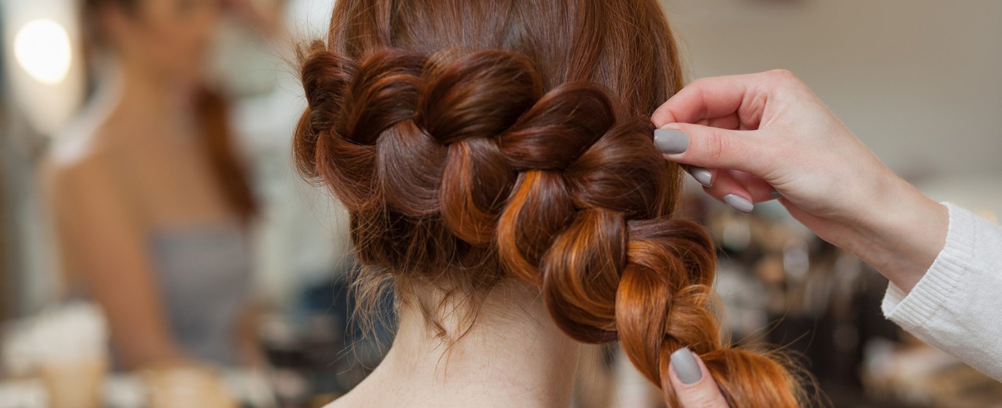 Profissional fazendo tranca em modelo ruiva