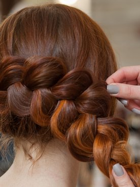 Profissional fazendo tranca em modelo ruiva