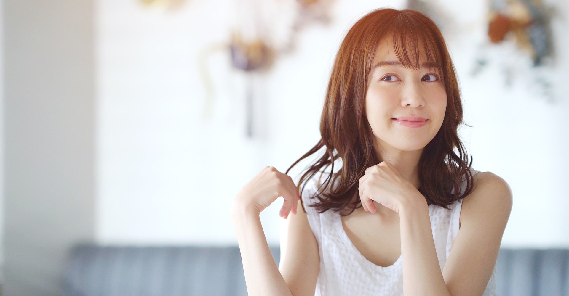 Modelo asiática se olhando no espelho