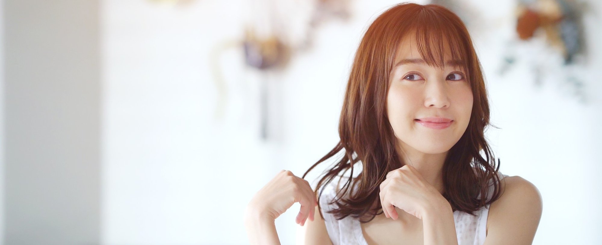 Modelo asiática se olhando no espelho