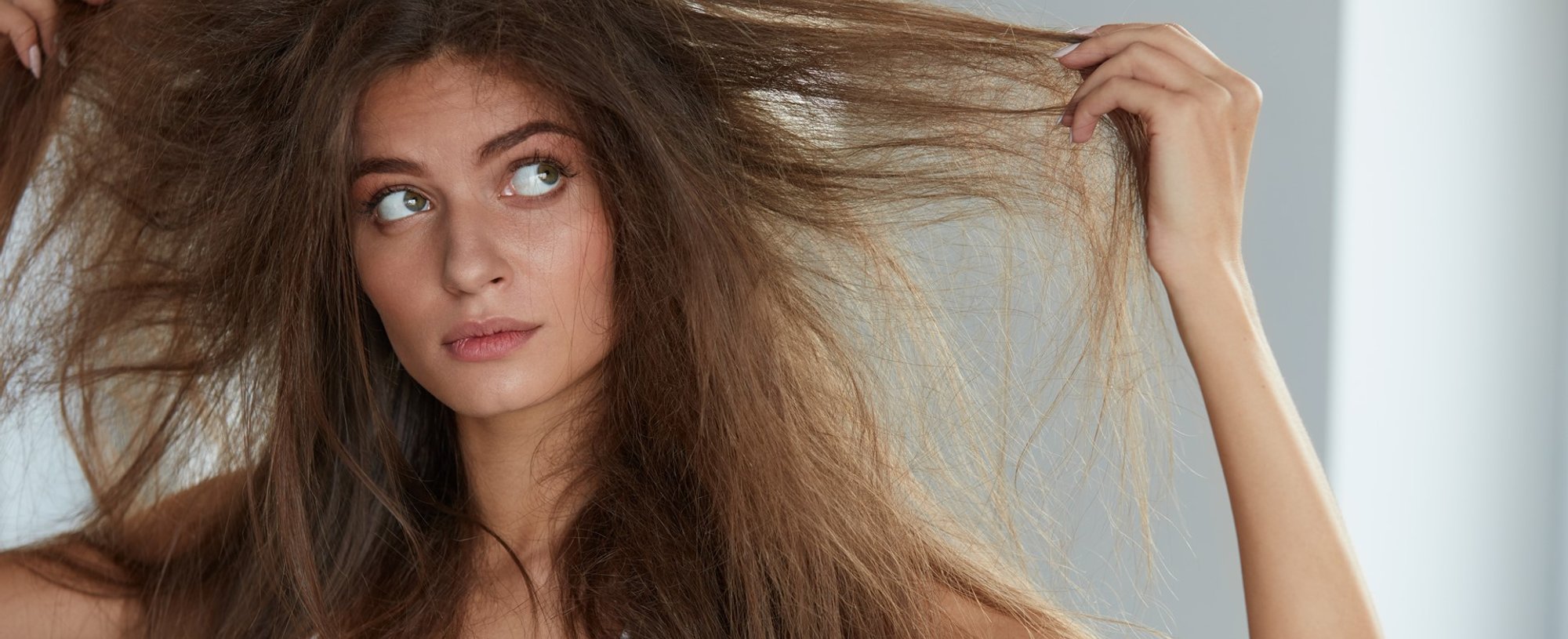 Modelo branca com cabelo ressecado