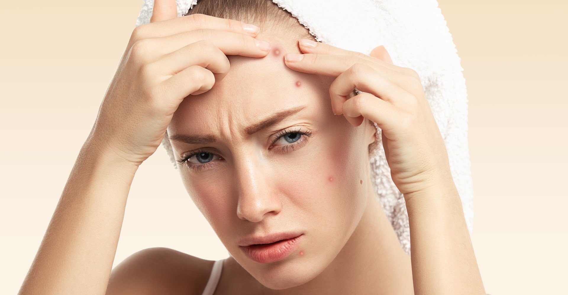 Modelo branca analisando seu rosto