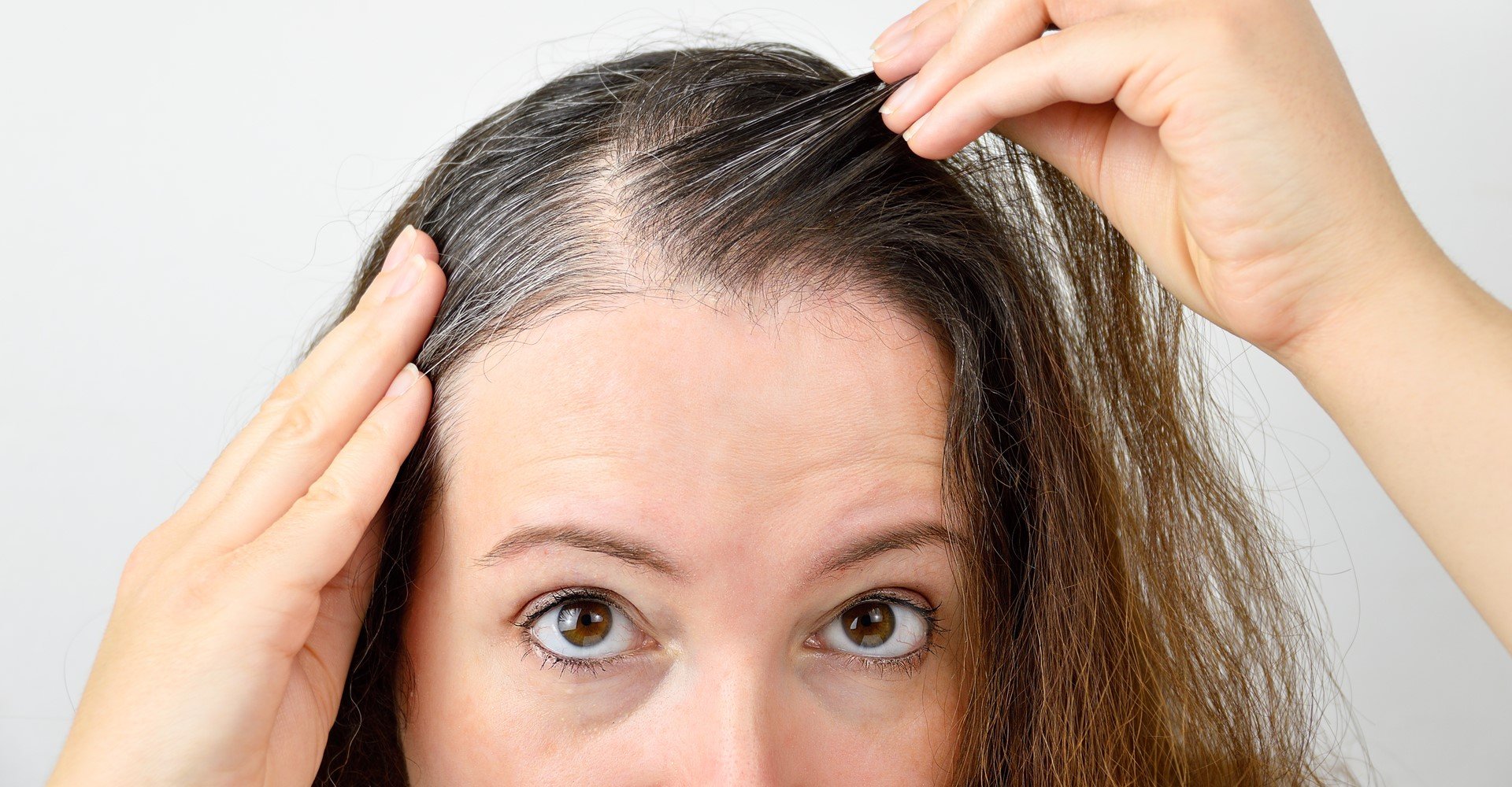 Modelo mostrando raiz de cabelo desbotado