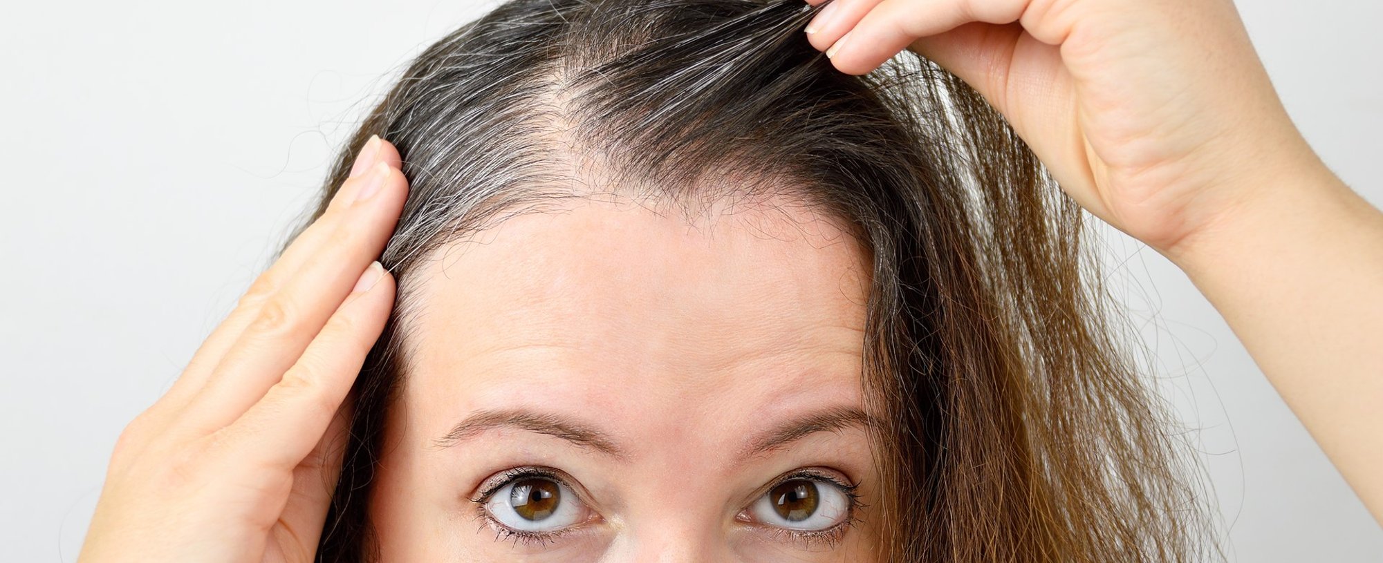 Modelo mostrando raiz de cabelo desbotado