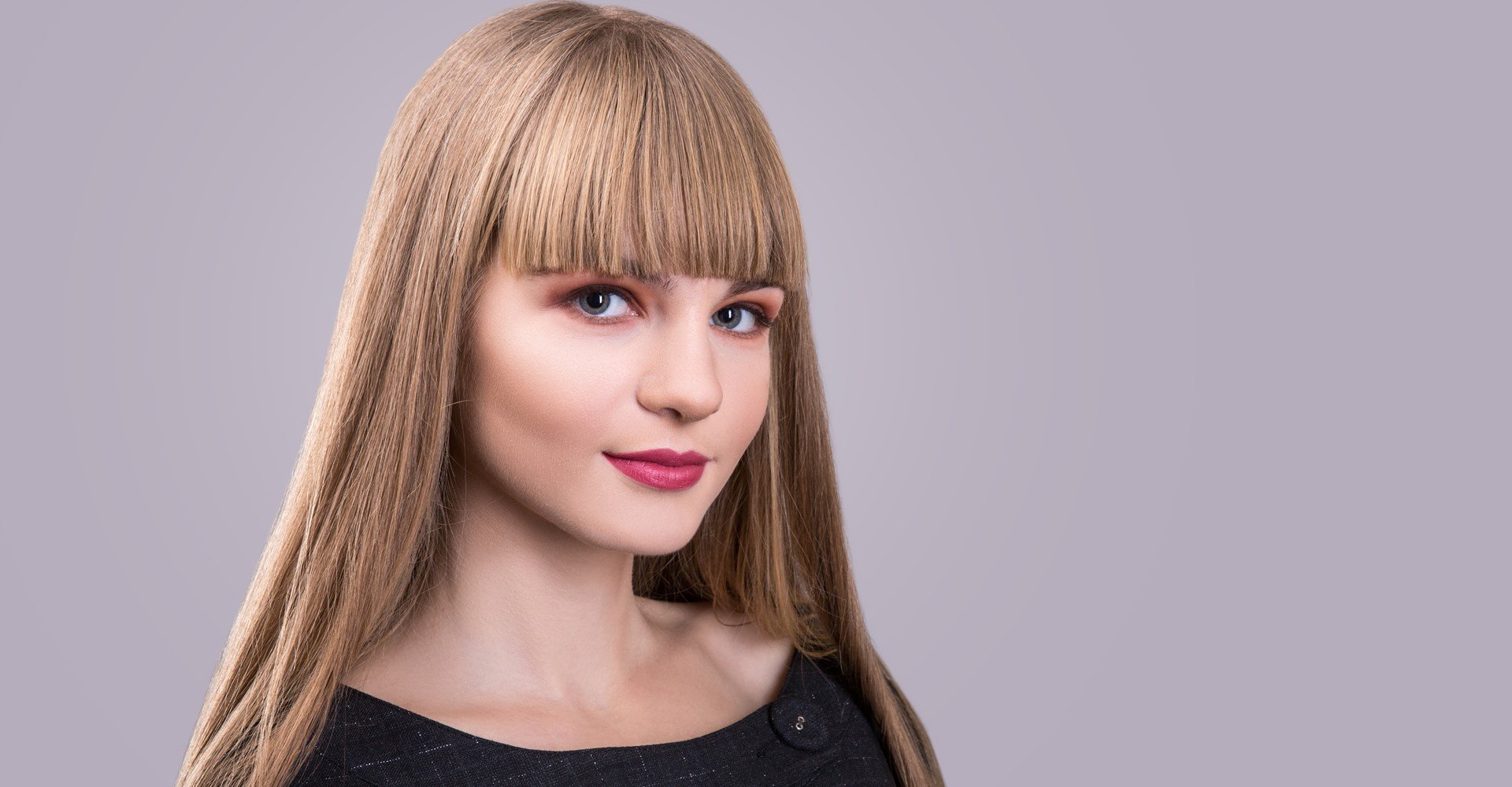 Modelo branca com cabelo loiro e franja