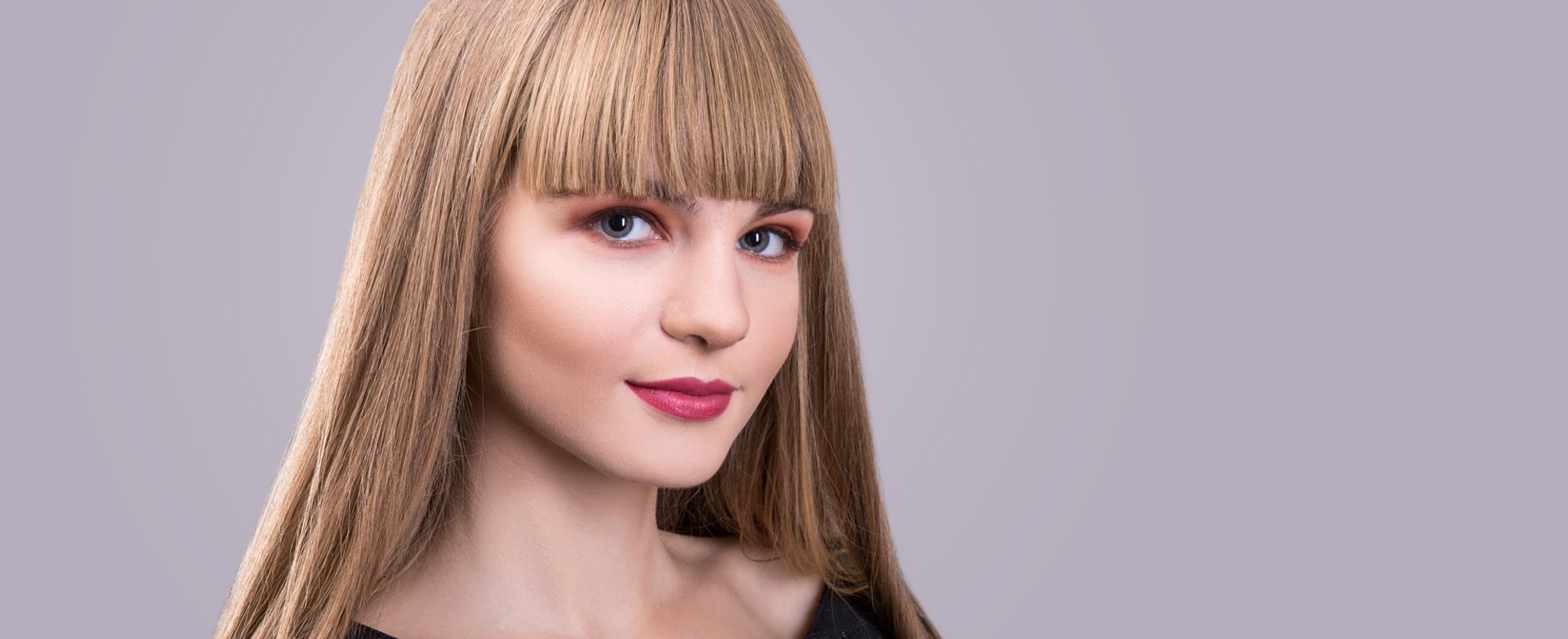 Modelo branca com cabelo loiro e franja