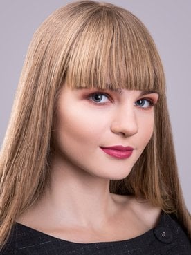 Modelo branca com cabelo loiro e franja