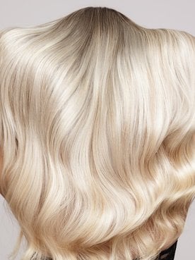 Modelo branca de costas com cabelo platinado