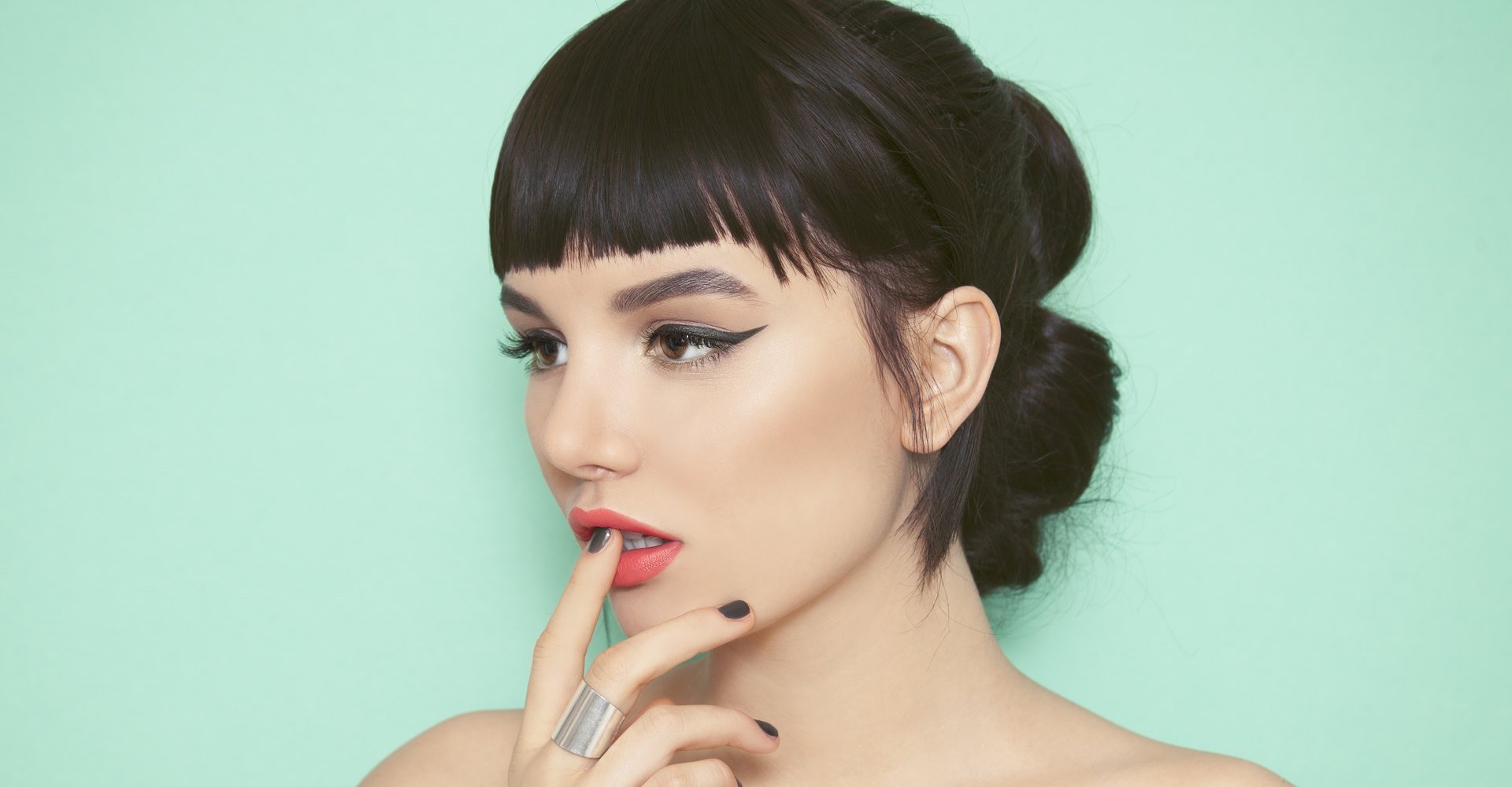 Modelo branca com cabelo preto e franja