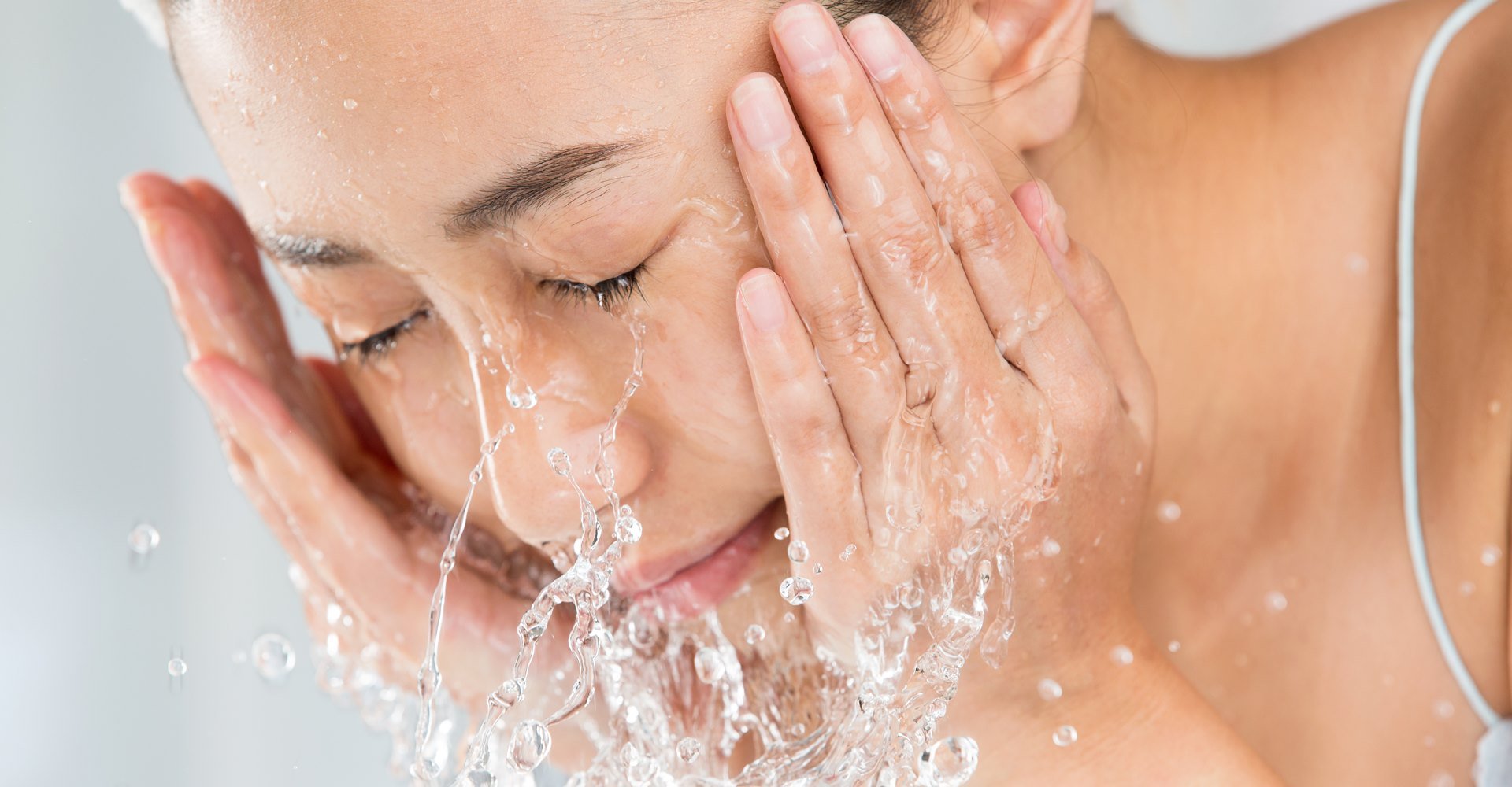 Modelo branca jogando água em seu rosto