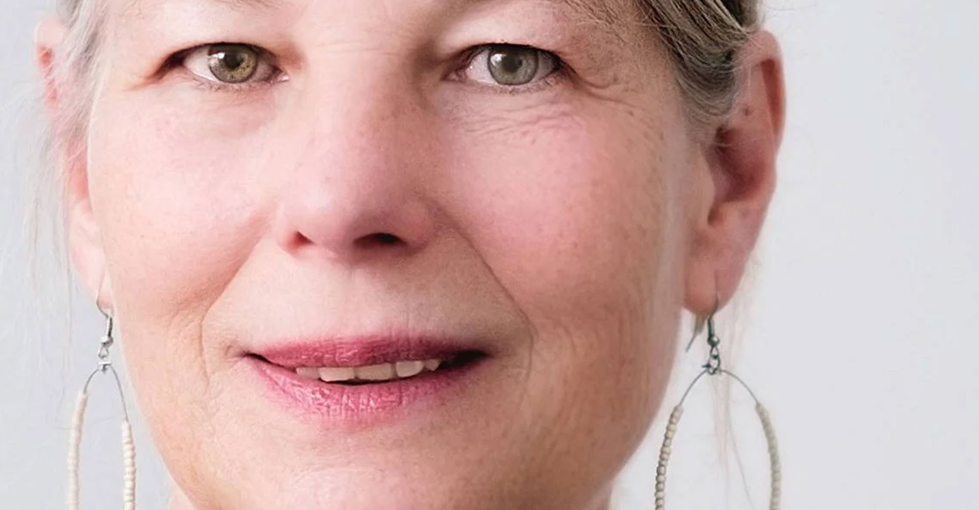 Modelo branca com cabelo loiro