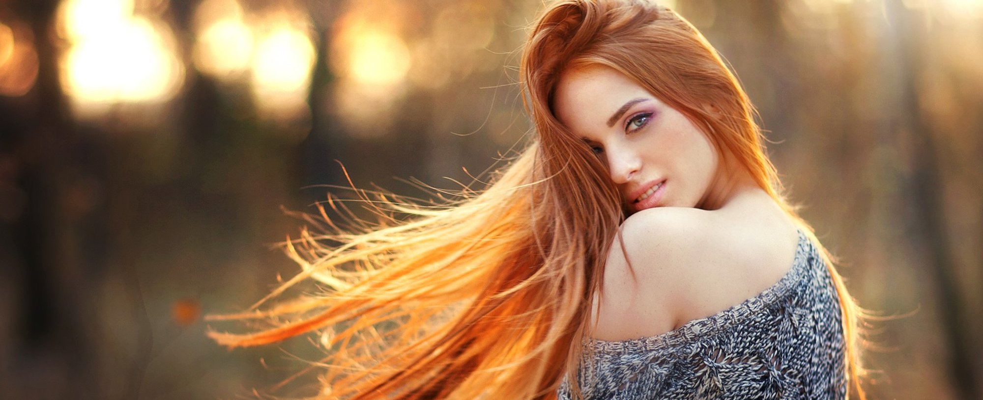 Modelo com cabelo ruivo ao ar