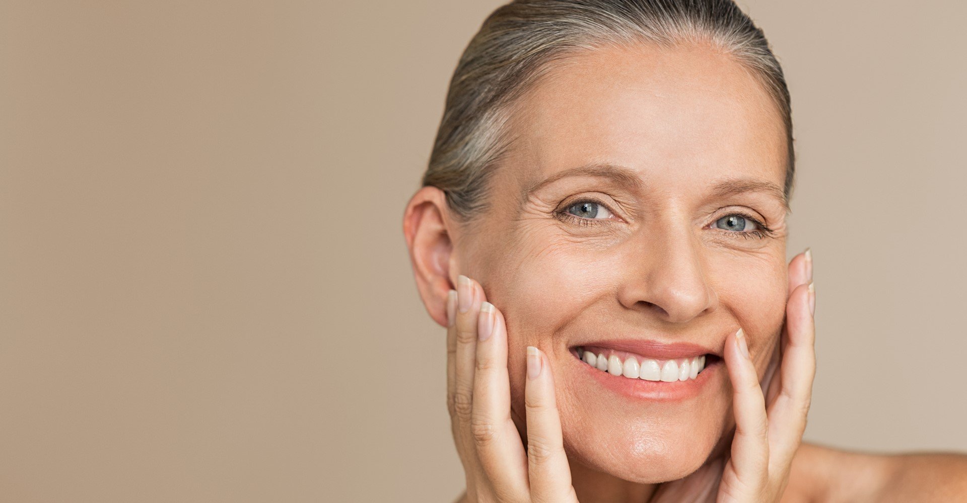 Modelo Idosa Cuidando Da Pele