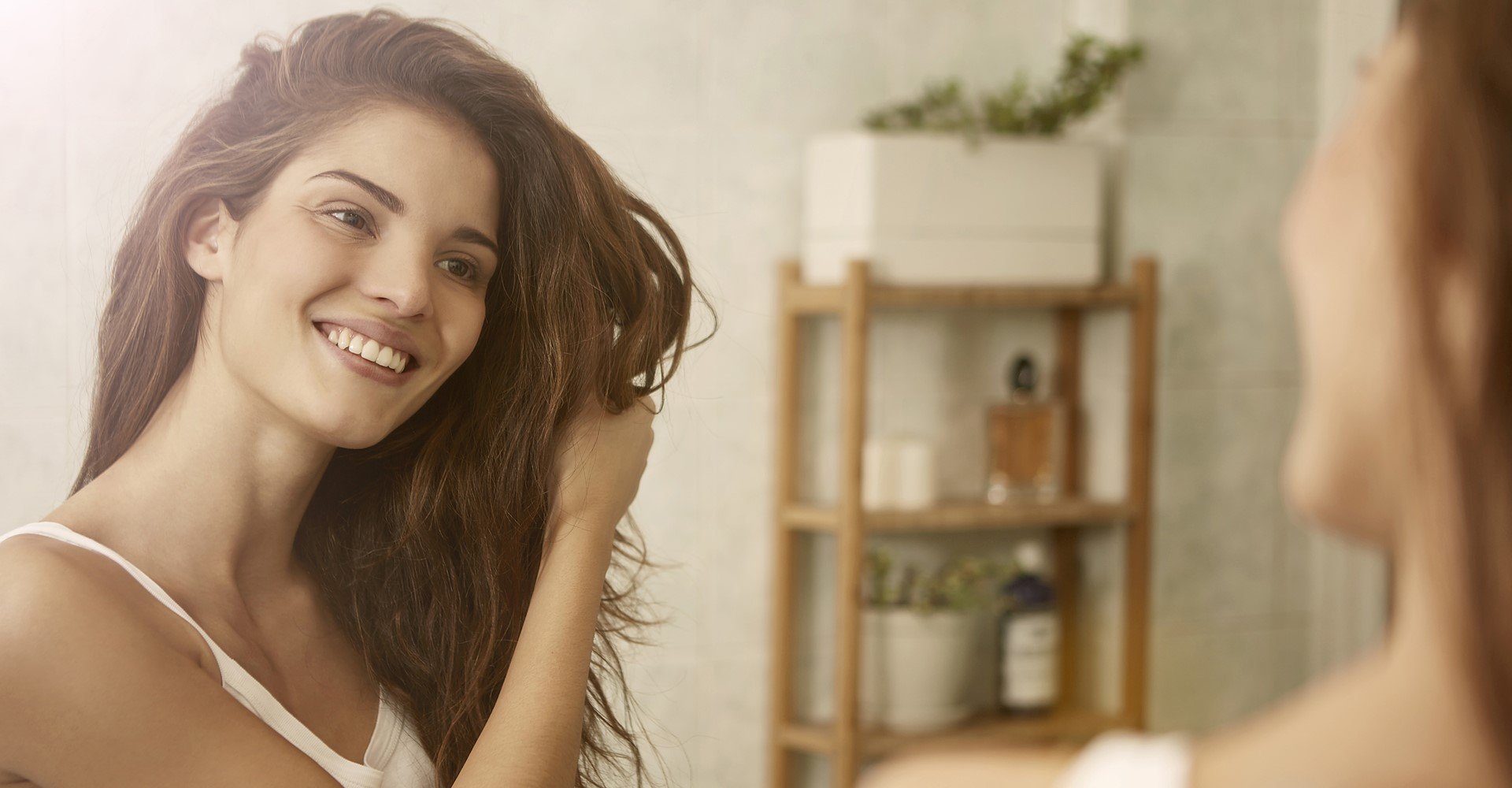 Mulher Cuidando Dos Seus Cabelos No Espelho