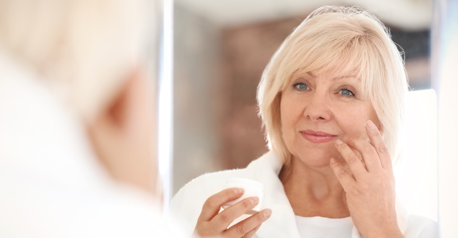 Mulher Idosa Observando Sua Pele No Espelho