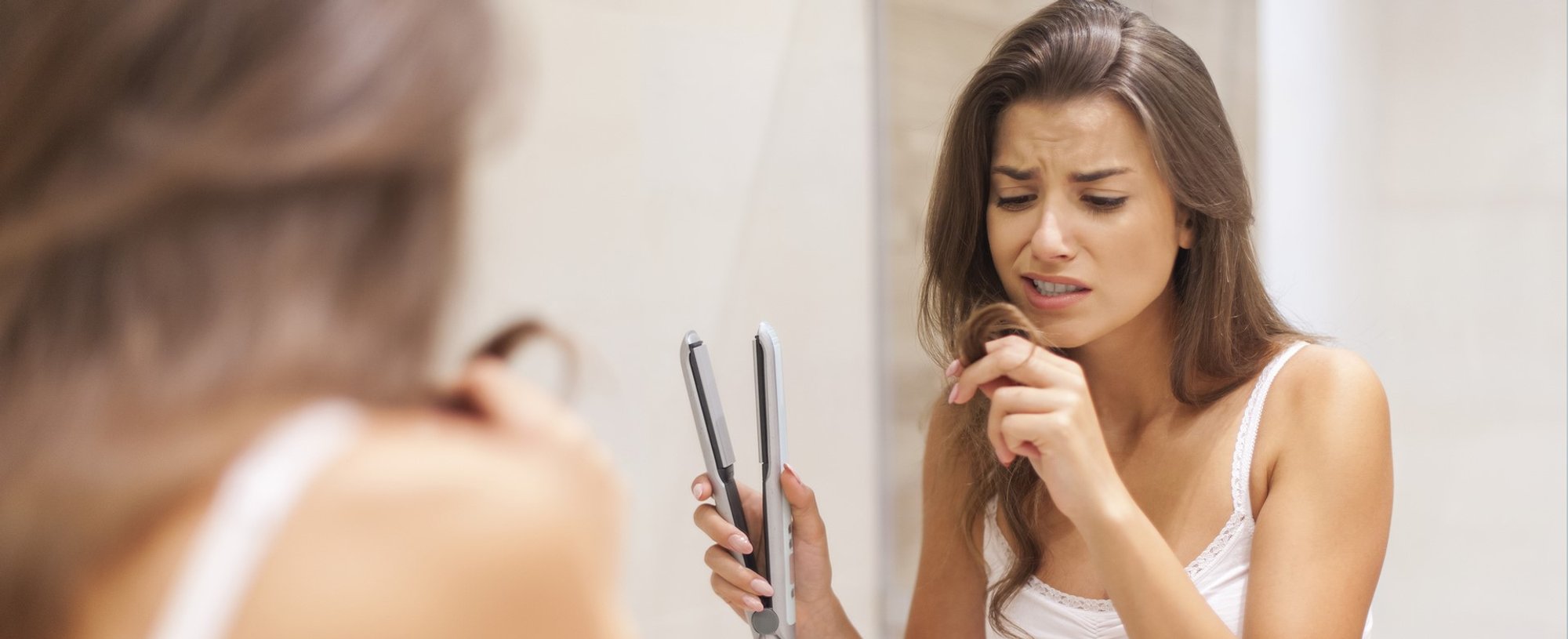 Mulher Observando Seu Cabelo Danificado Com Chapinha