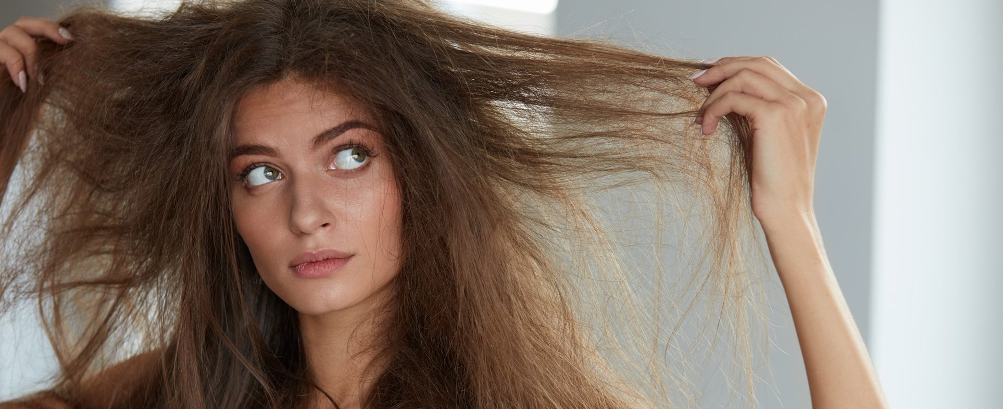 Mulher Observando Seu Cabelo Danificado