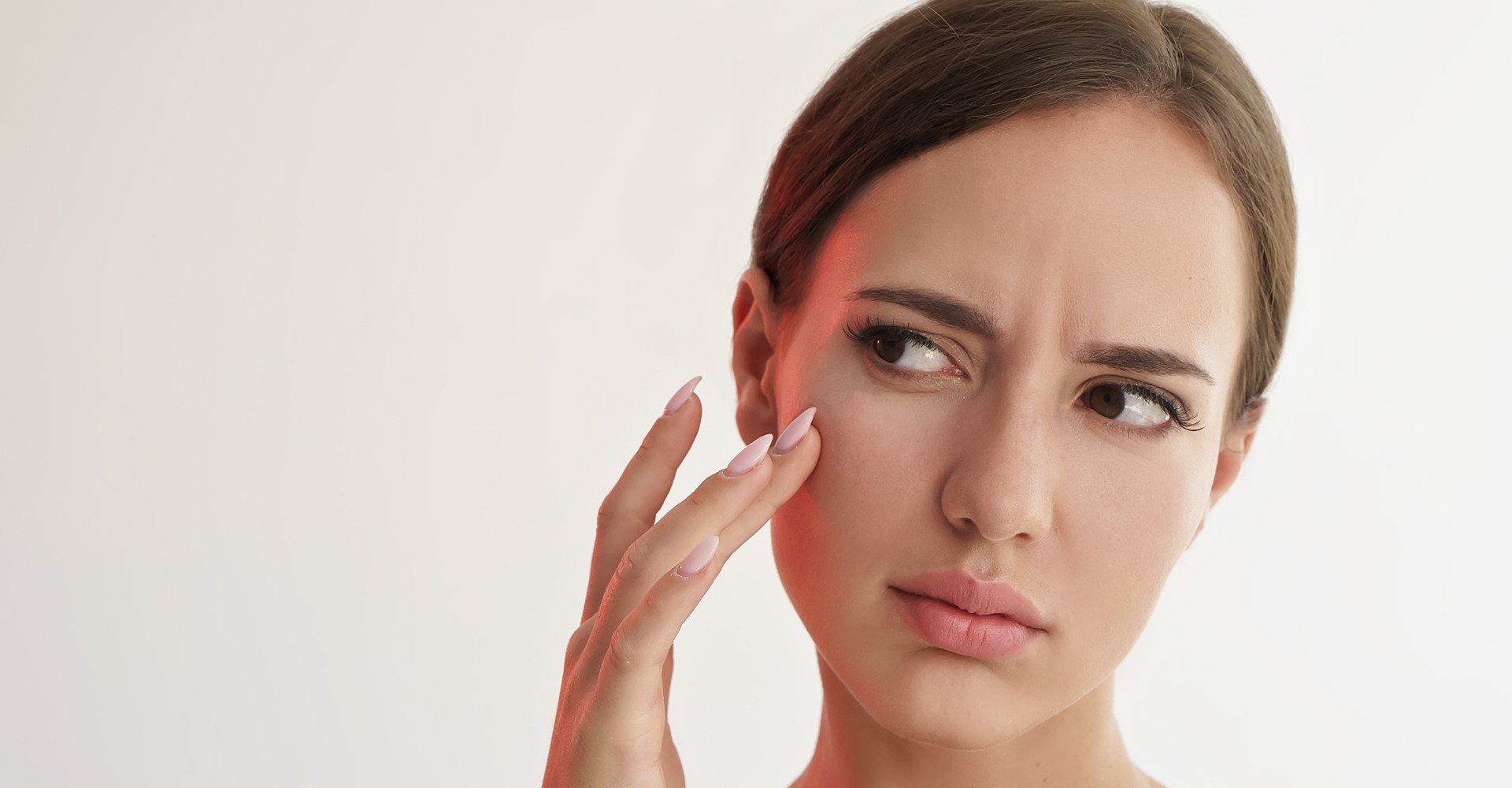 Mulher Observando Sua Pele