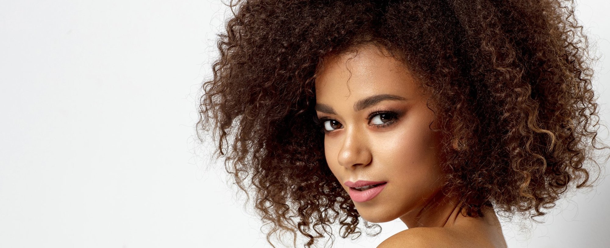 Modelo Com Cabelo Cacheado E Volumoso