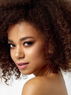 Modelo Com Cabelo Cacheado E Volumoso