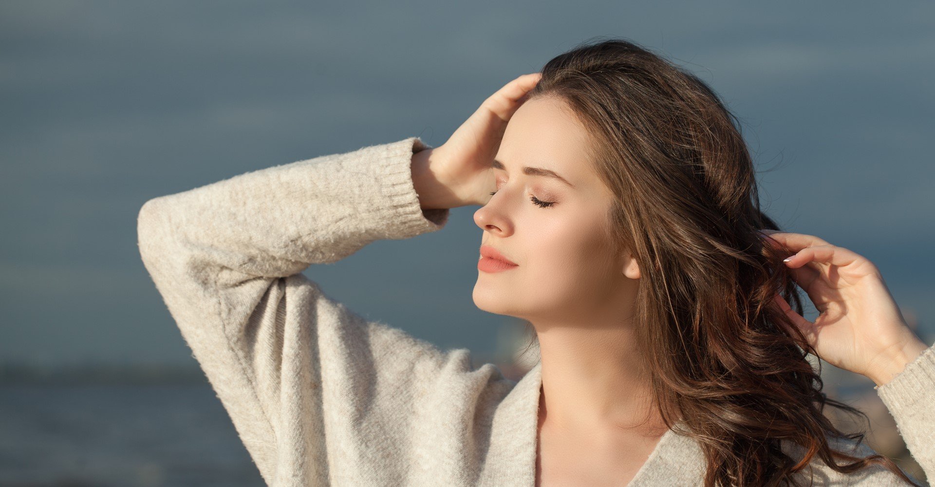 Modelo Com Os Cabelos Ao Vento Na Viagem