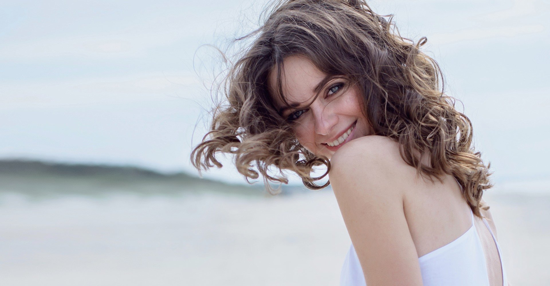 Modelo Sorrindo Beach Waves