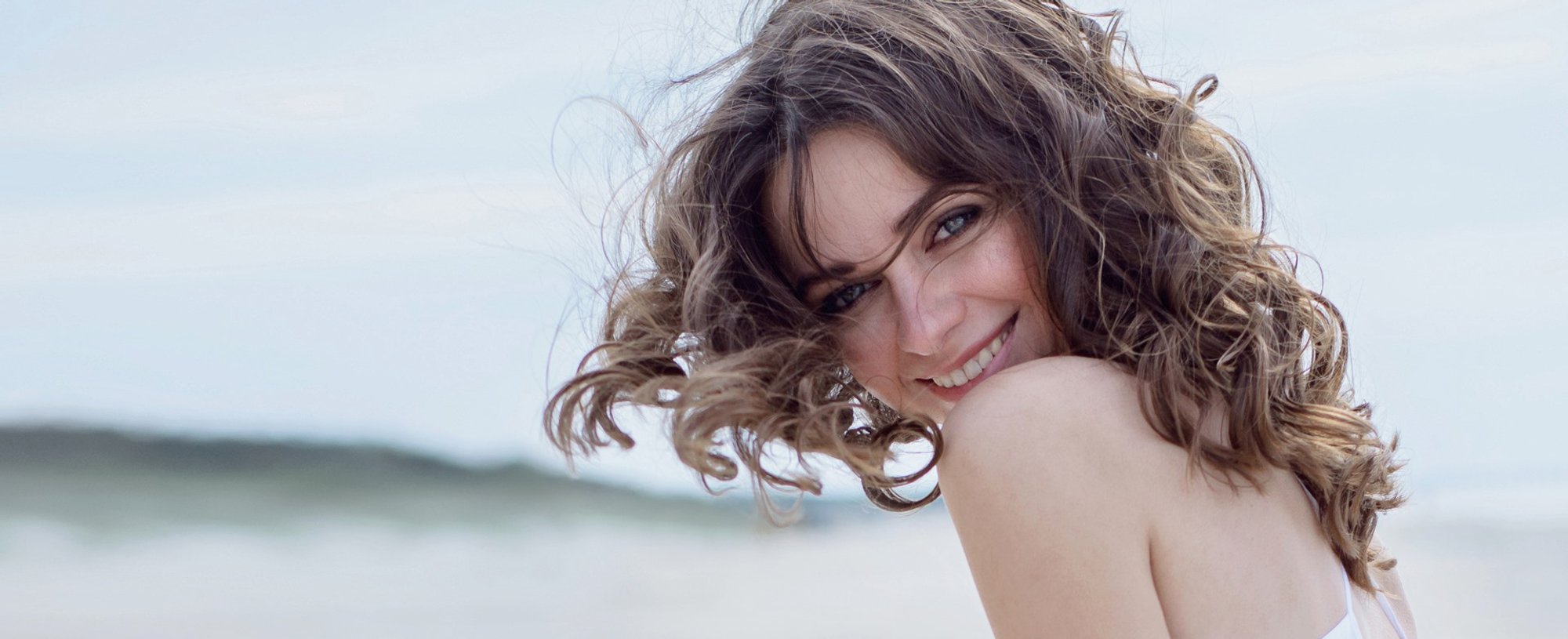 Modelo Sorrindo Beach Waves