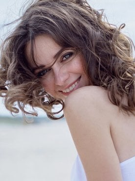 Modelo Sorrindo Beach Waves