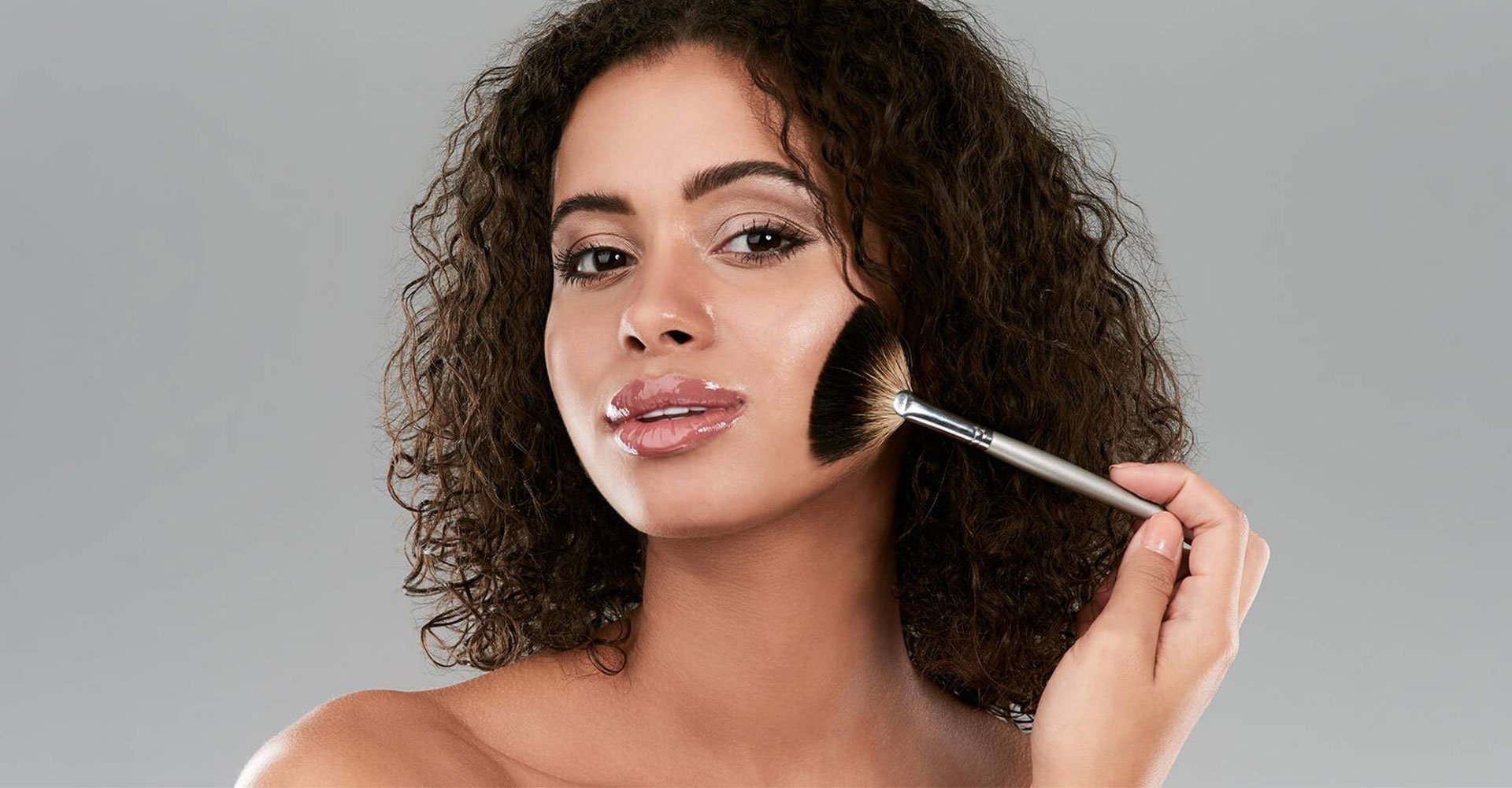 Mulher Aplicando Maquiagem