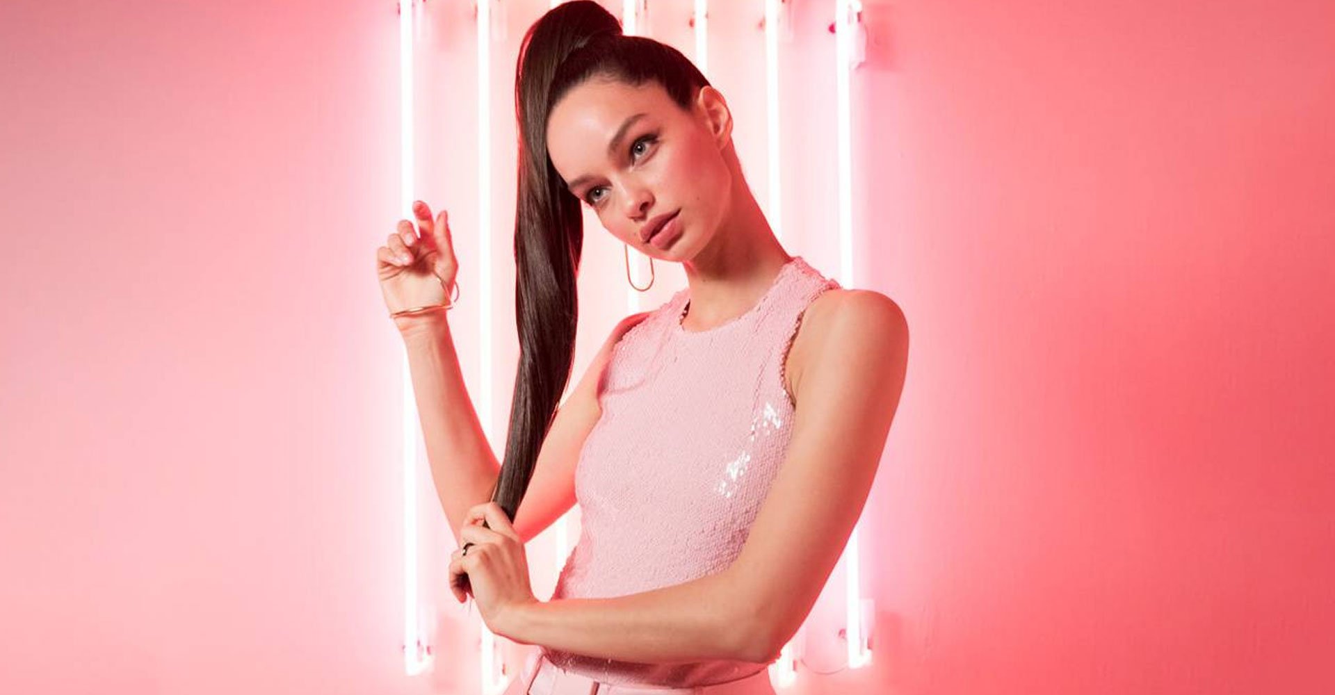 Mulher Com O Cabelo Liso