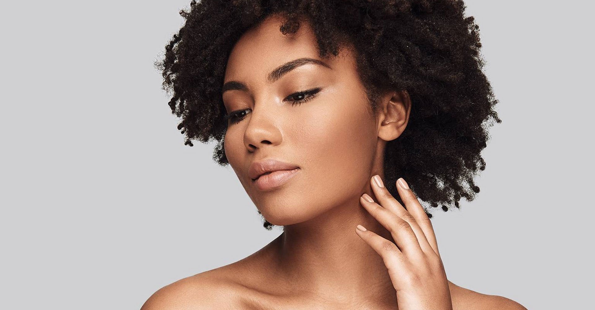 Mulher Morena Com Cabelo Crespo Cuidando Da Pele