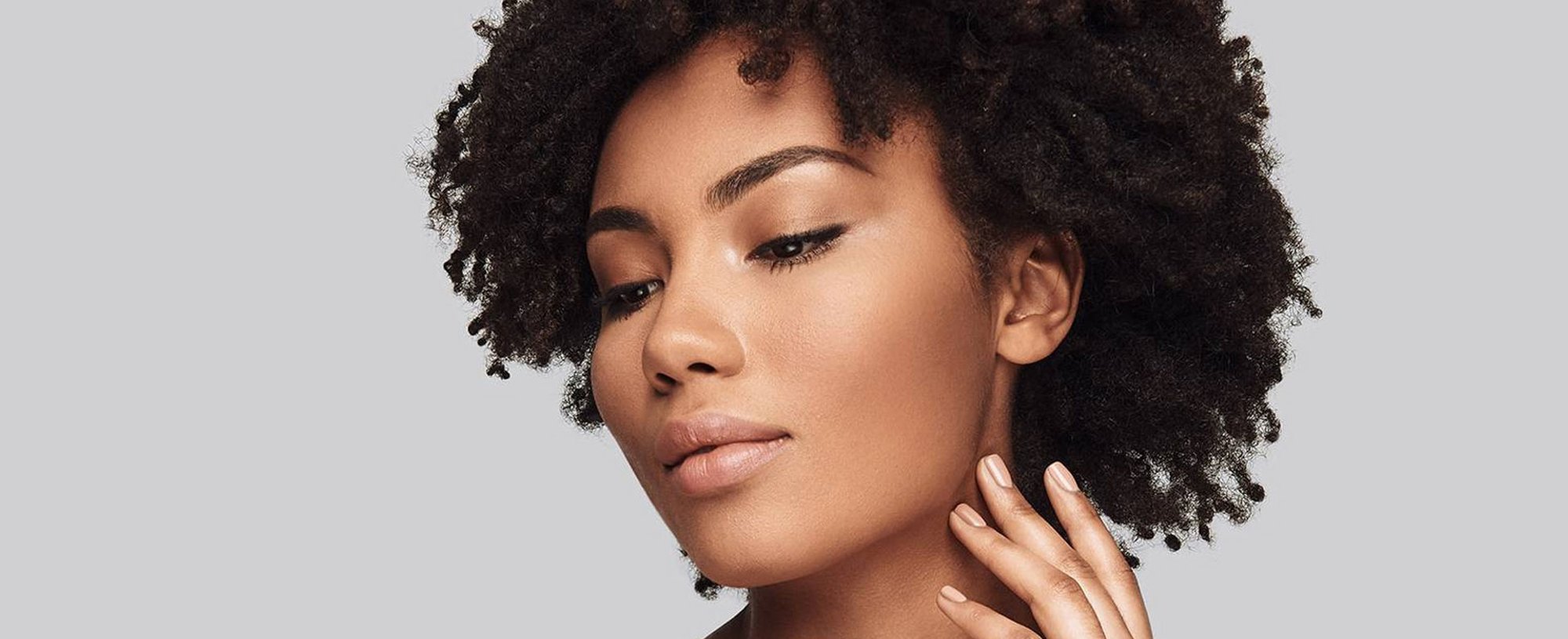 Mulher Morena Com Cabelo Crespo Cuidando Da Pele