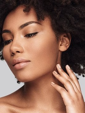 Mulher Morena Com Cabelo Crespo Cuidando Da Pele