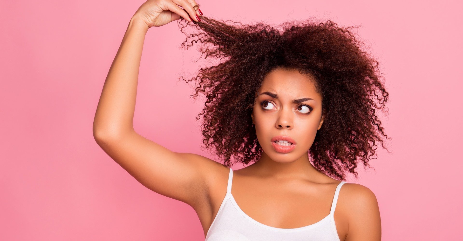 Mulher Morena Observando Seu Cabelo Cacheado