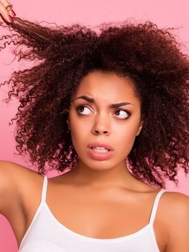 Mulher Morena Observando Seu Cabelo Cacheado