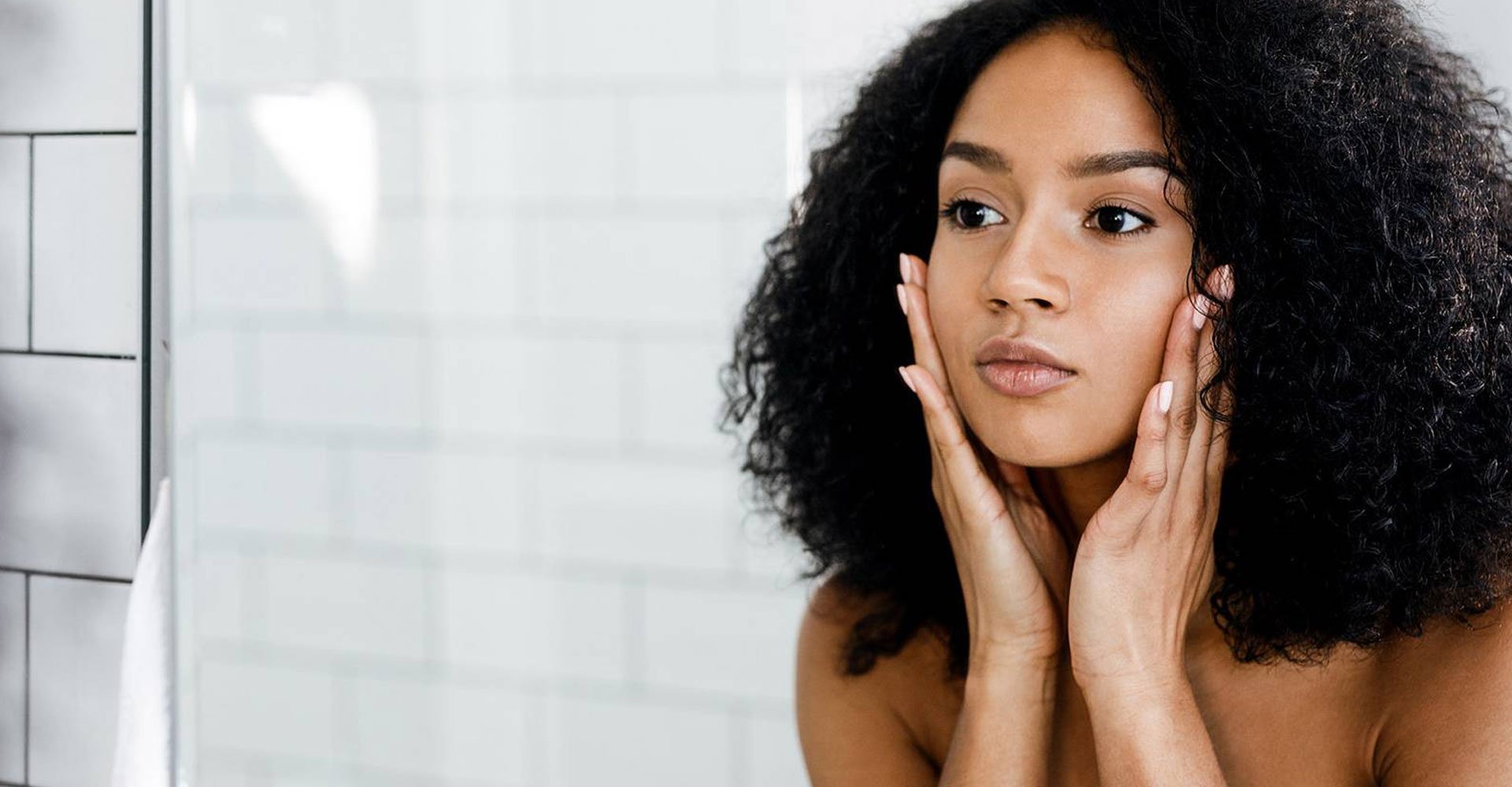 Mulher Morena Se Olhando No Espelho