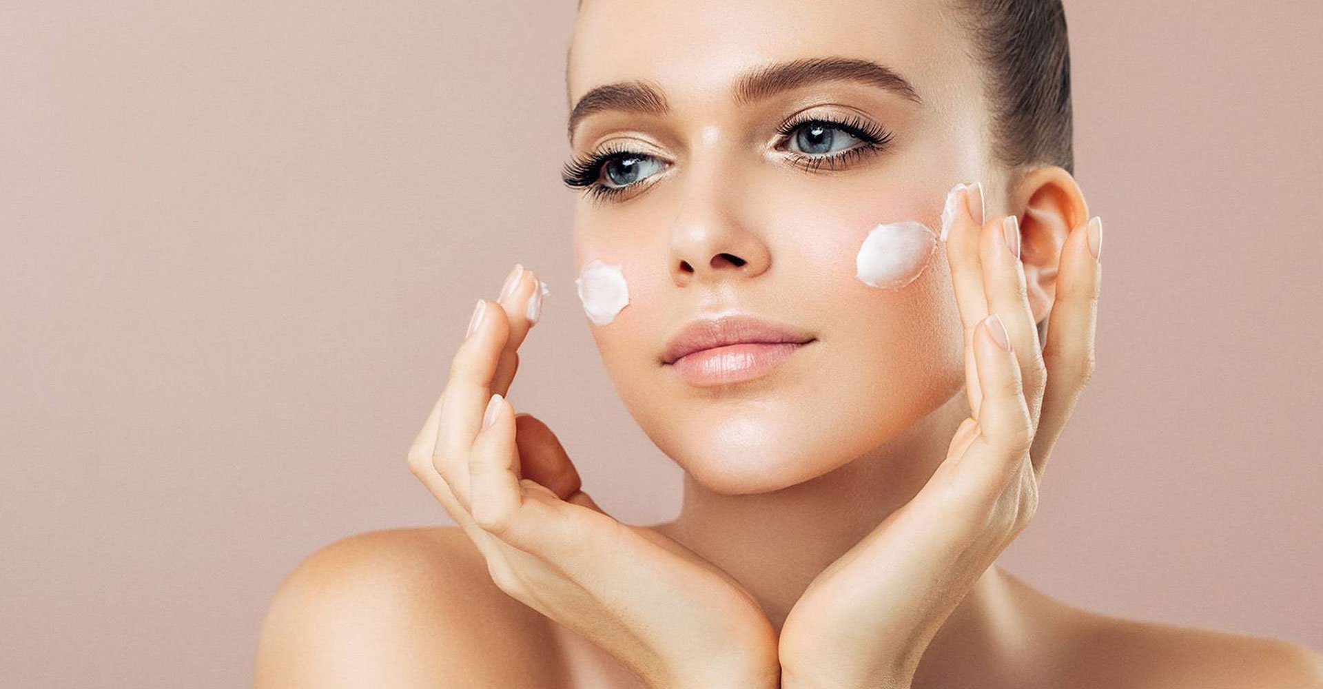 Mulher Passando Produto Em Seu Rosto