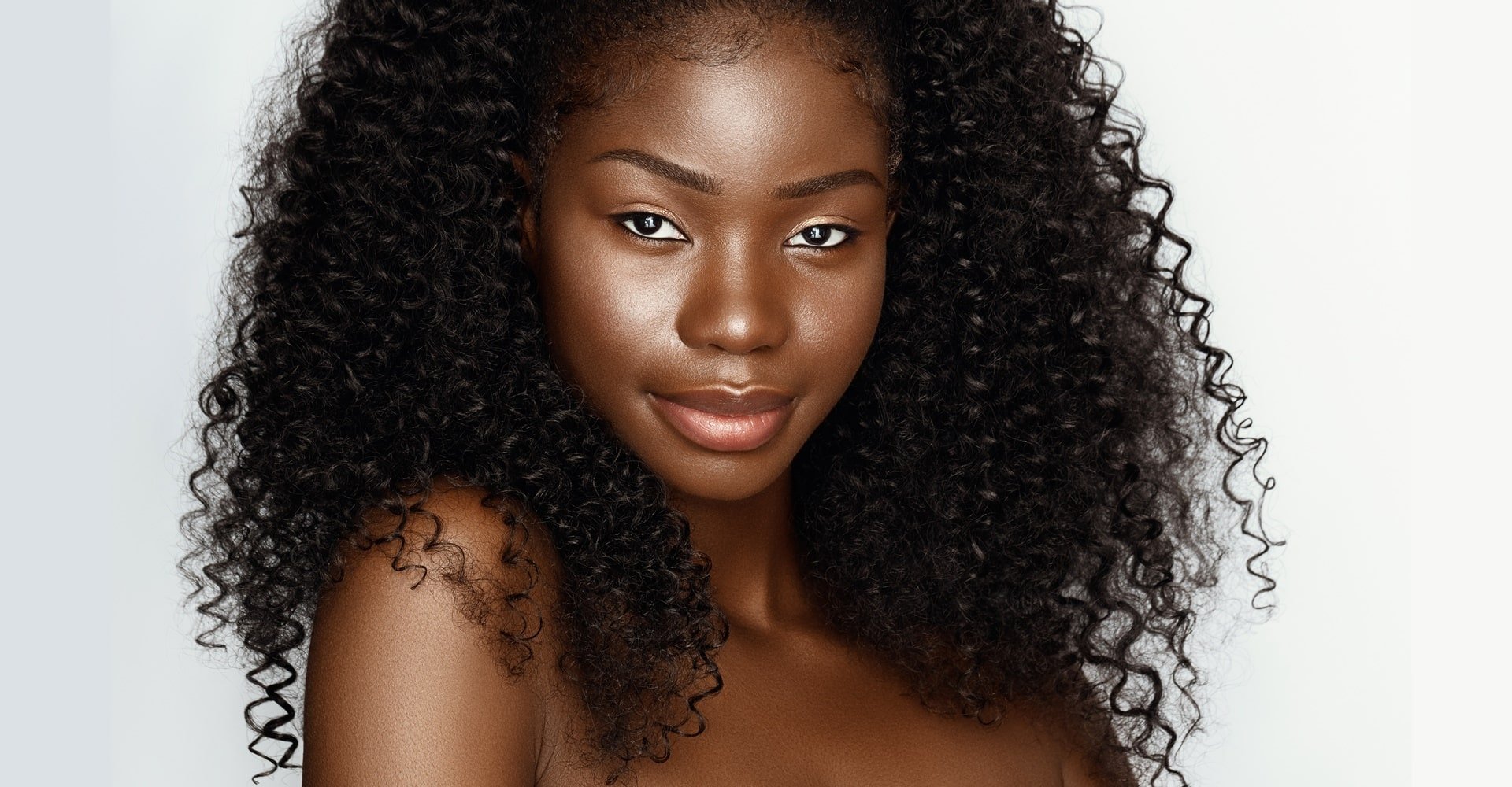 Óleo de rícino para cabelos cacheados: saiba os benefícios e como usar