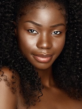 Óleo de rícino para cabelos cacheados: saiba os benefícios e como usar