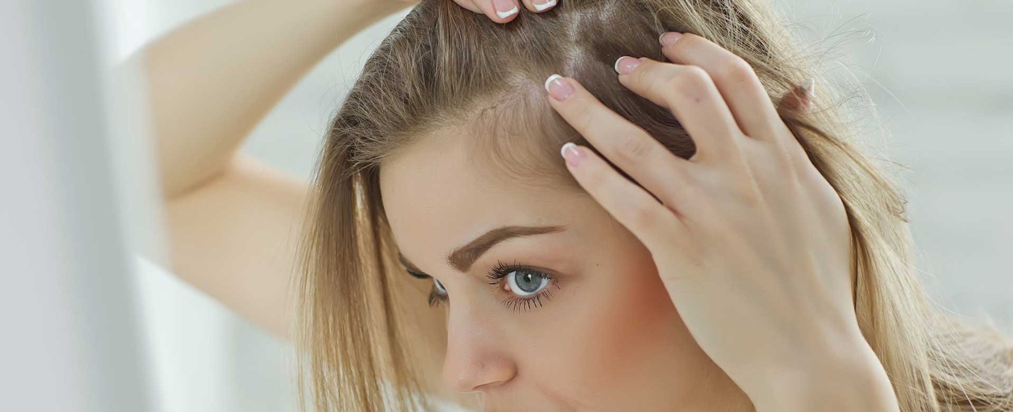 Mulher verificando seu cabelo