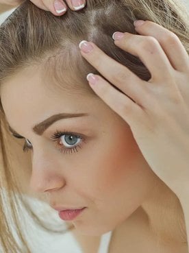 Mulher verificando seu cabelo