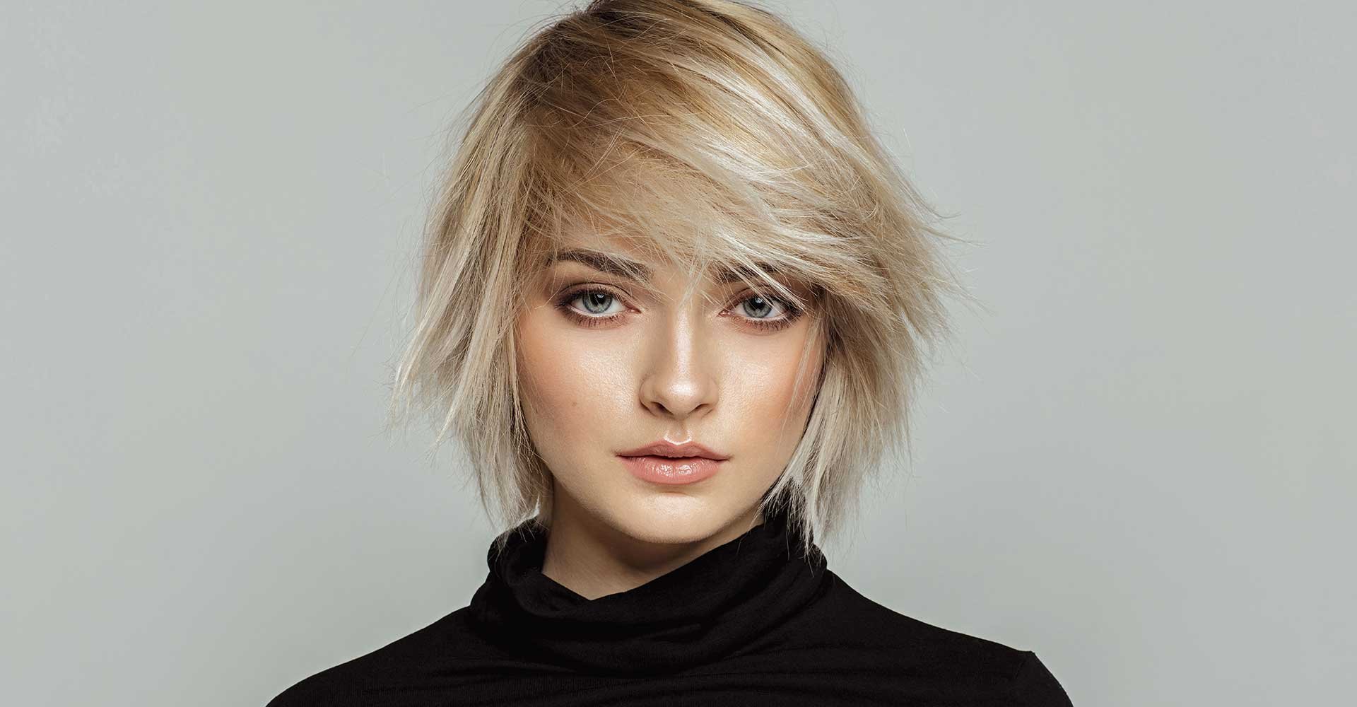 Modelo Loira Com Cabelo Curto