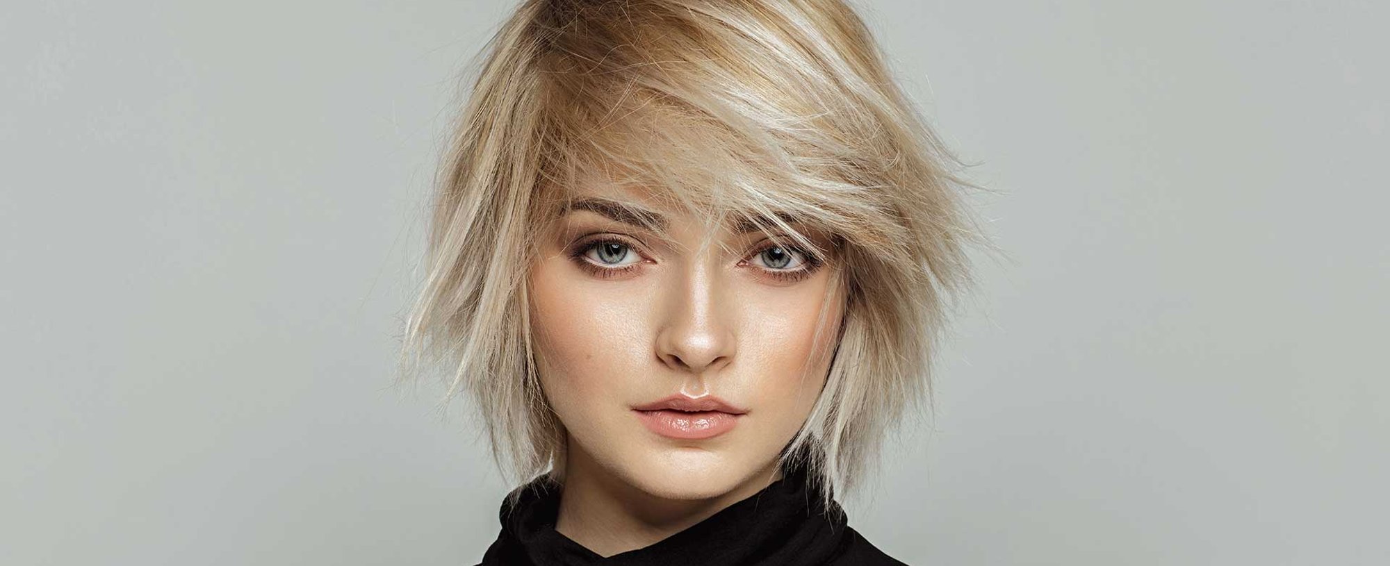 Modelo Loira Com Cabelo Curto