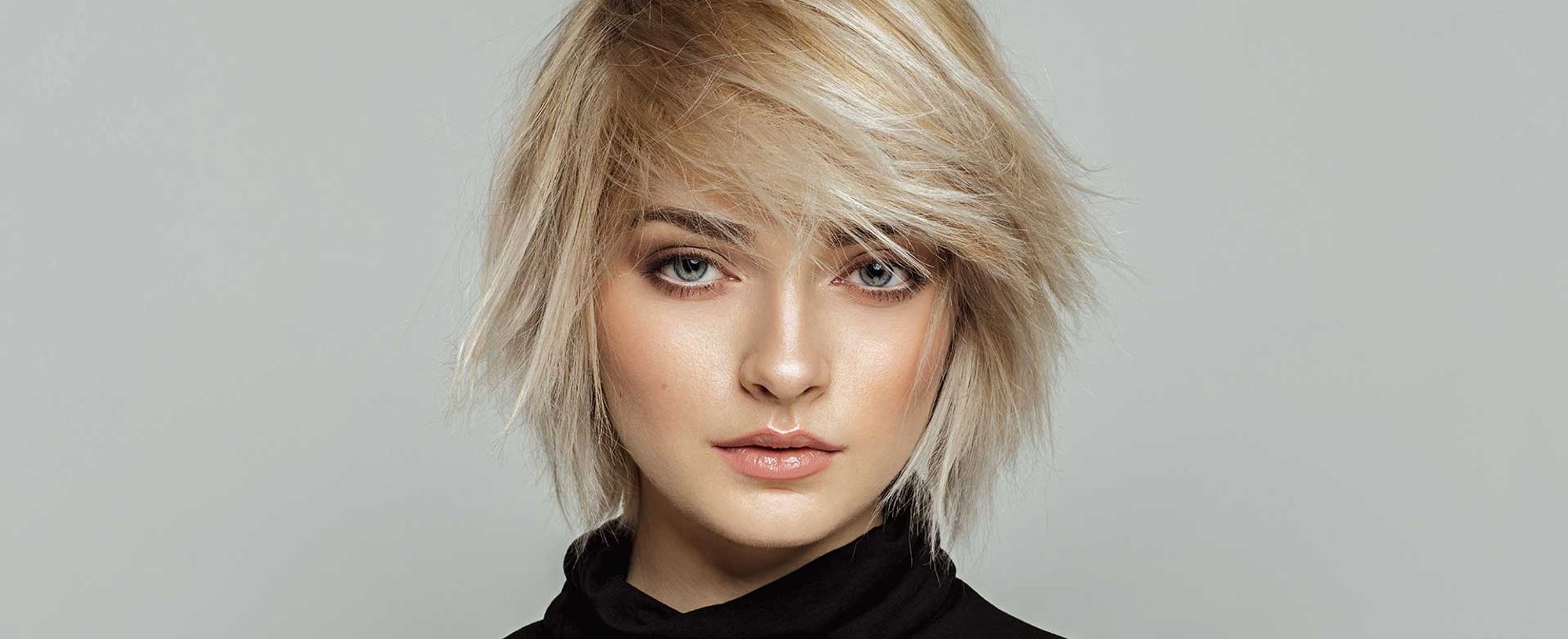 Modelo Loira Com Cabelo Curto