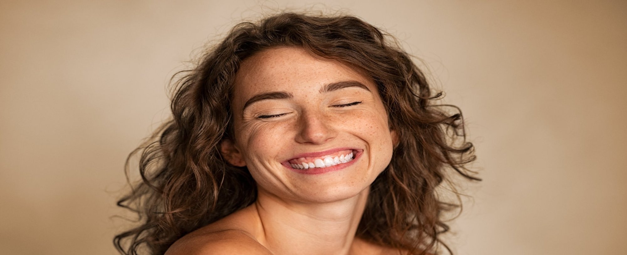 Modelo Branca Sorrindo
