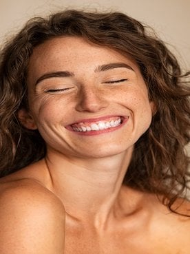 Modelo Branca Sorrindo