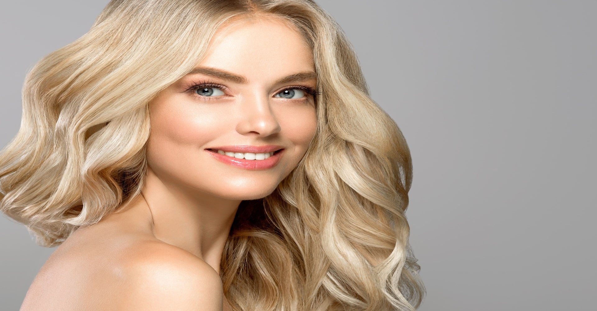 Modelo Loira Sorrindo