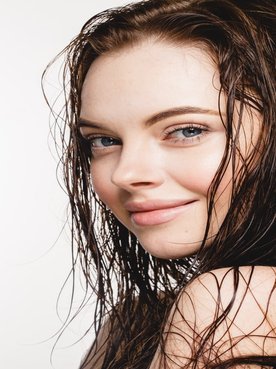 Modelo Branca Com O Cabelo Molhado